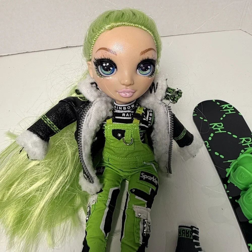 Rainbow High Winter Break Jade Hunter Green Winter Break Fashion Doll & Playset‎